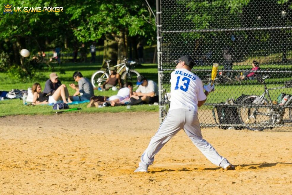 how many baseball games in a season